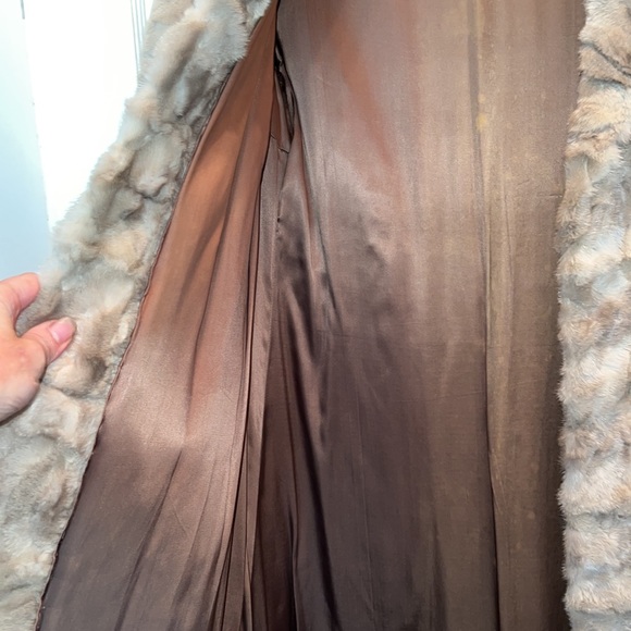 Vintage ladies fur long coat - Picture 8 of 16